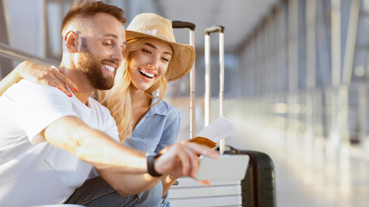 Couple dans un aéroport prenant un selfie